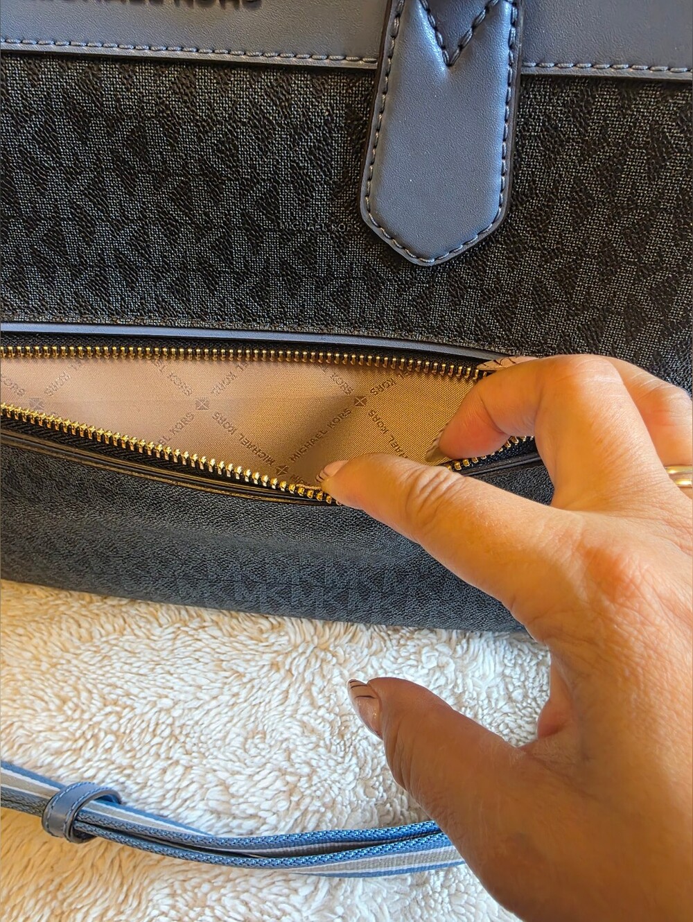 Michael Kors Extra Large Weekender Bag - Picture 6 of 16